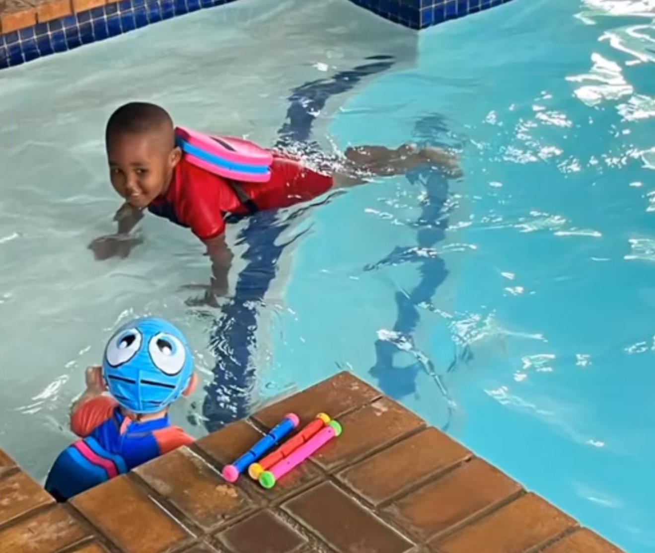 two boys swimming at splashmates swim school